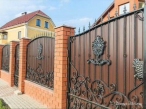 Кирпичный забор с ковкой  150 метров фото в Дубне