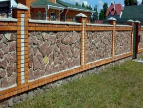 Кирпичный забор с камнем 12 метров фото в Дубне