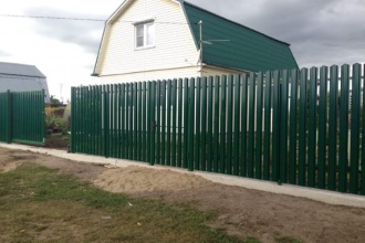 Забор из евроштакетника на ленточном фундаменте 70 метров фото в Дубне